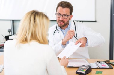 Genç çekici Doktor hastasına dinleme