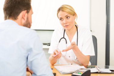 Genç çekici Doktor hastasına dinleme