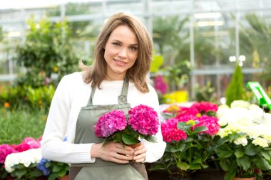 Bitki Kreş çalışan kadın