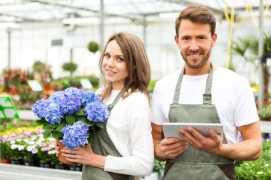 birlikte çalışan çiçekçi