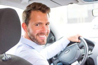  Arabasını süren adam.