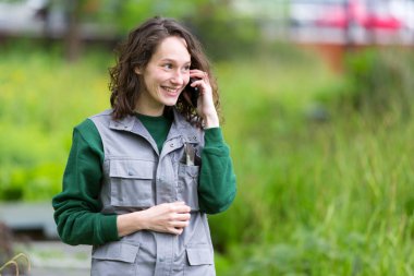 Kadın bir kamu bahçe