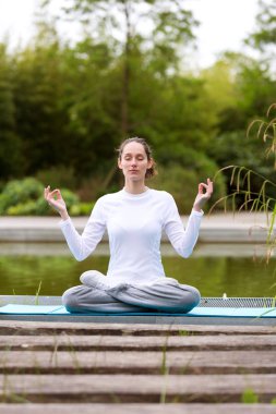 Pratik Yoga bir parkta kadın