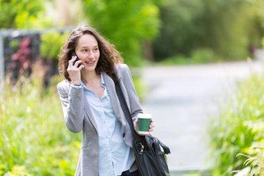 Bir genç çekici iş kadını görünümünü  