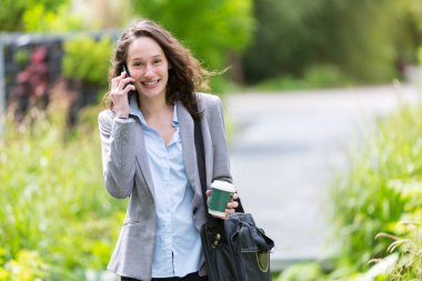 Bir genç çekici iş kadını görünümünü  