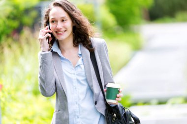 Bir genç çekici iş kadını görünümünü  