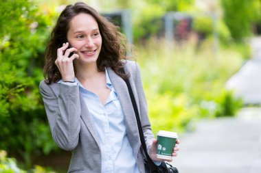 Bir genç çekici iş kadını görünümünü  