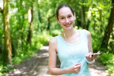çekici kadın ormanda çalışan