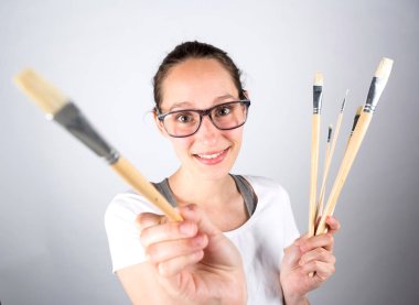 Boya fırçaları kullanarak sanatçı kadın