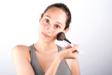 Güzel esmer kadın.  