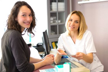 müşteriyle konuşurken güzellik uzmanı