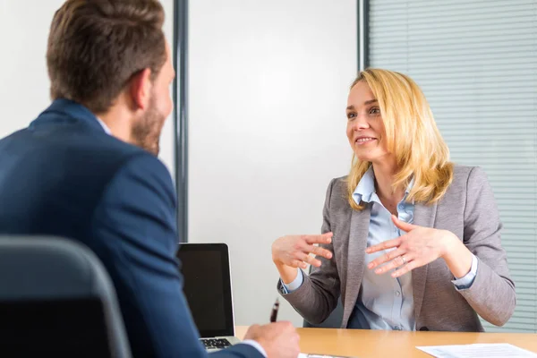 Mann und Frau treffen sich — Stockfoto