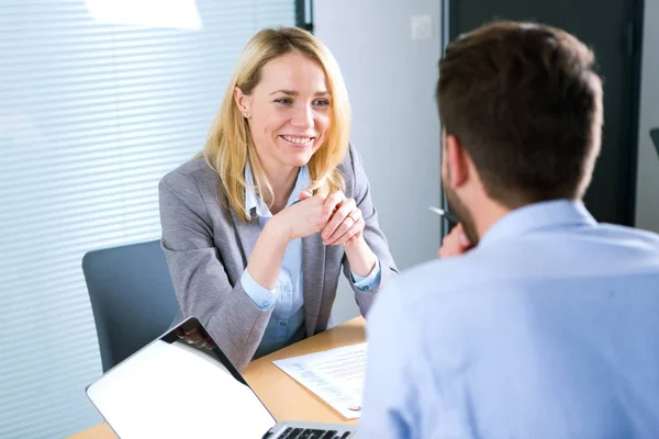 Mann und Frau treffen sich — Stockfoto