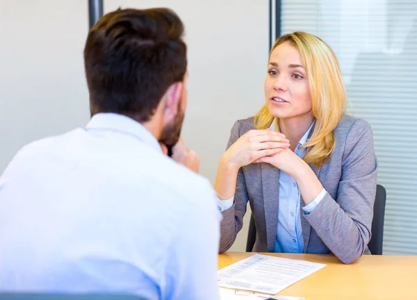 Zakenvrouw en assistent werken samen — Stockfoto