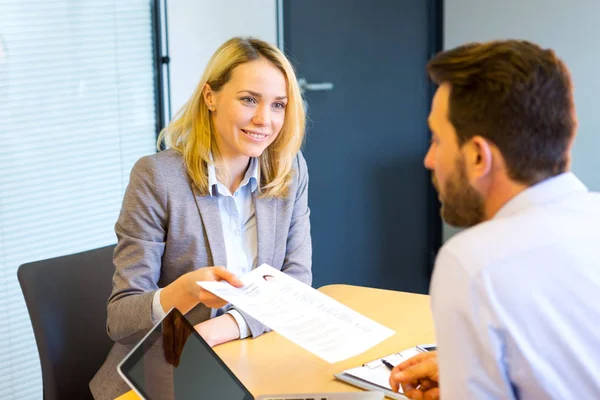 Zakenmensen werken samen — Stockfoto