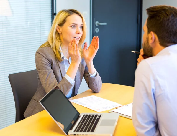 Geschäftsfrau und Assistentin arbeiten zusammen — Stockfoto