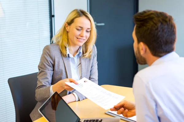 Zakenvrouw en assistent werken samen — Stockfoto