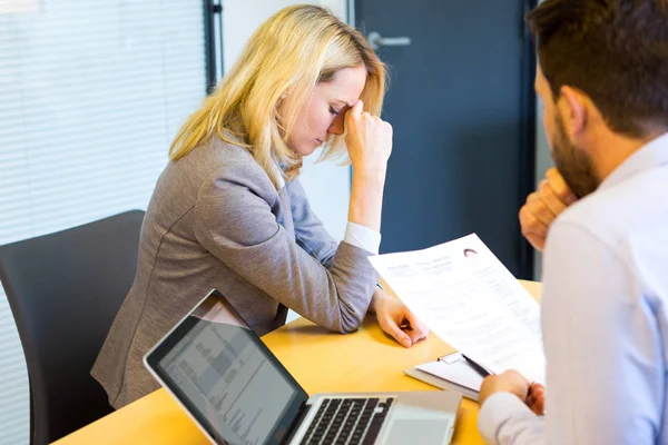 Zakenvrouw en assistent werken samen — Stockfoto