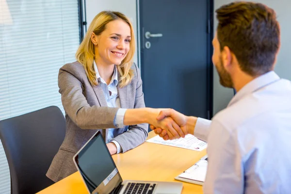 Geschäftsfrau und Assistentin arbeiten zusammen — Stockfoto