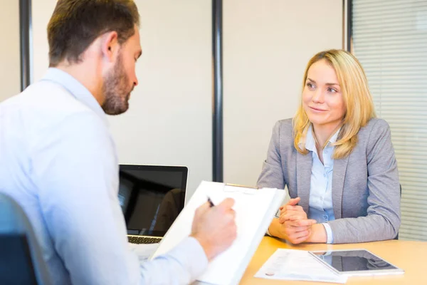 Empresarios trabajando juntos — Foto de Stock