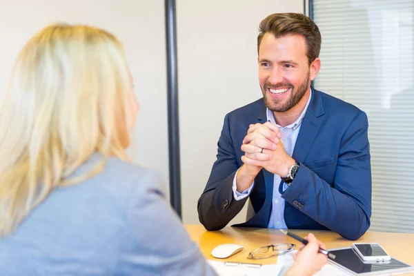 Geschäftsmann und sein Assistent arbeiten zusammen — Stockfoto