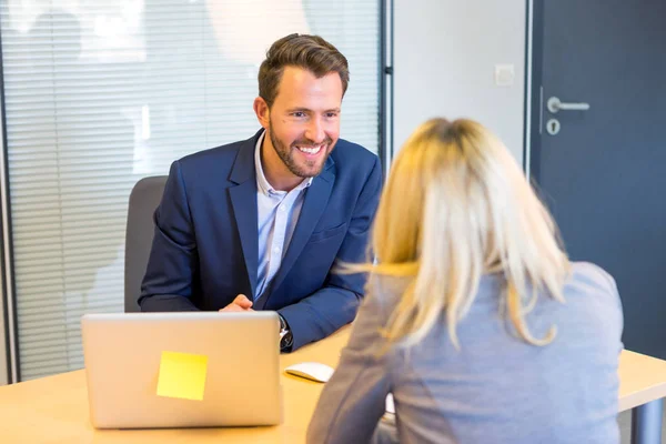 Empresário e seu assistente trabalhando juntos — Fotografia de Stock