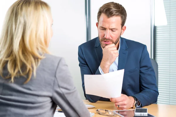 Uomo d'affari e il suo assistente che lavorano insieme — Foto Stock