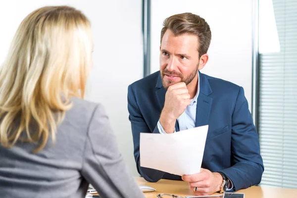 Zakenman en zijn assistent samen te werken — Stockfoto