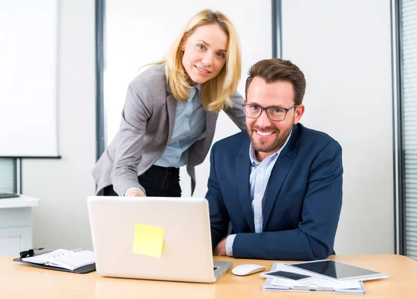 Geschäftsleute arbeiten zusammen — Stockfoto