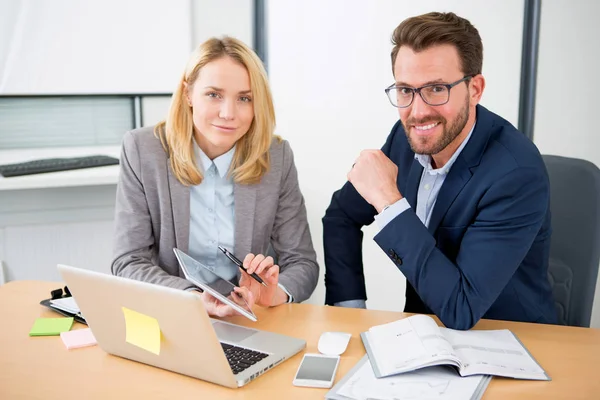 Geschäftsleute arbeiten zusammen — Stockfoto