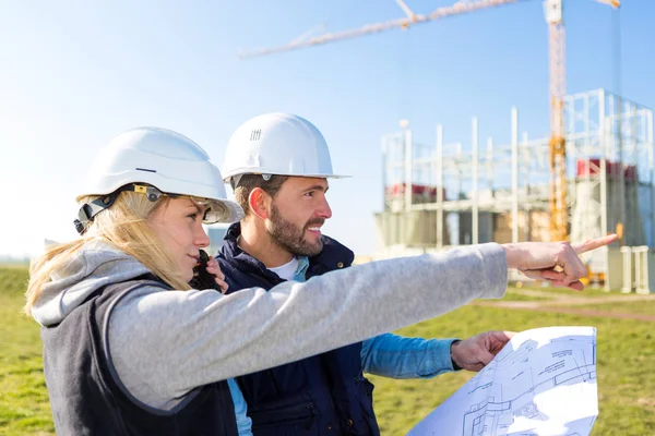Workers checking last details on a construction site — Stock Photo, Image