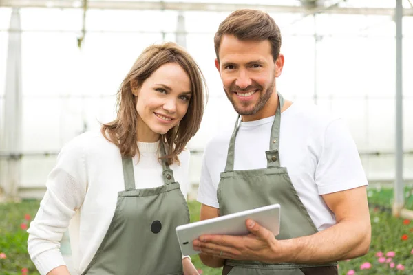 Bloemist werken samen — Stockfoto