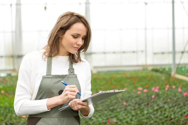 Frau arbeitet im Garten — Stockfoto