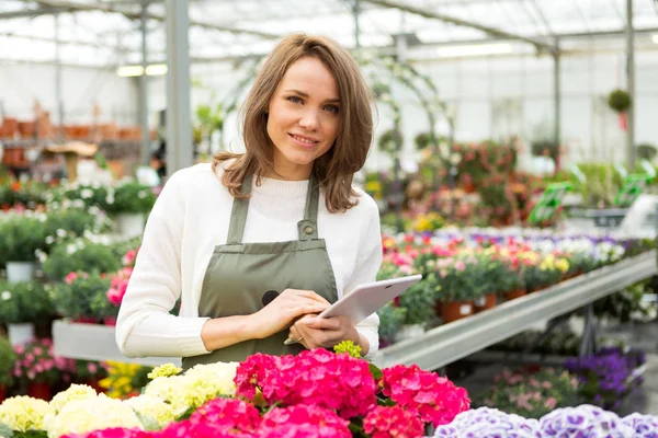 Vrouw die in de tuin werkt — Stockfoto