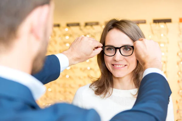 Vrouw testen nieuwe bril met opticien — Stockfoto