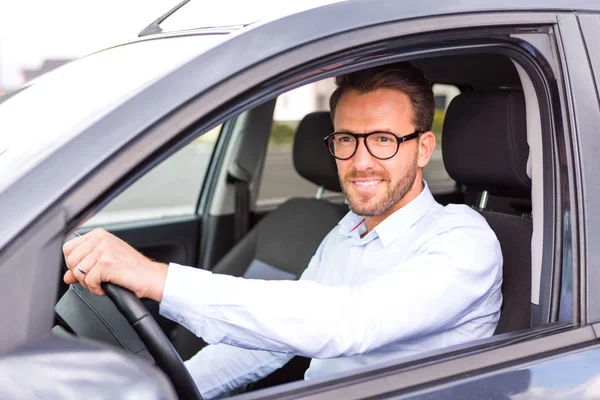 Uomo alla guida della sua auto — Foto Stock