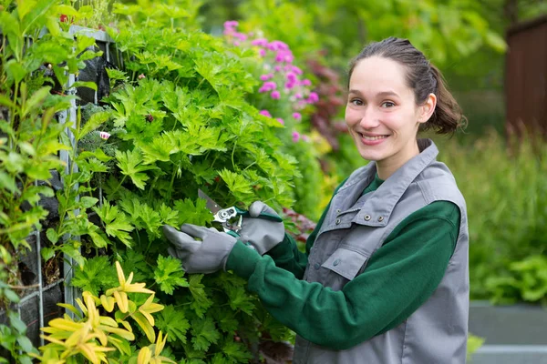 Mujer trabajando en un jardín público —  Fotos de Stock