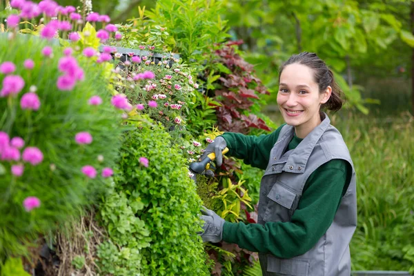 Mujer trabajando en un jardín público —  Fotos de Stock