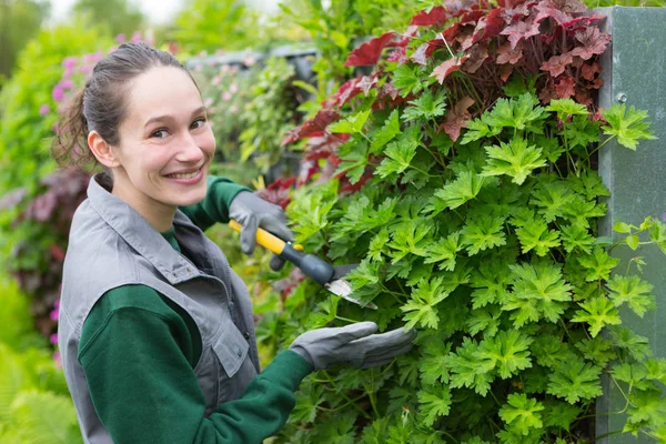 Mujer trabajando en un jardín público — Foto de Stock