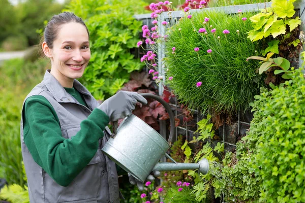 Vrouw die werkt in een openbare tuin — Stockfoto