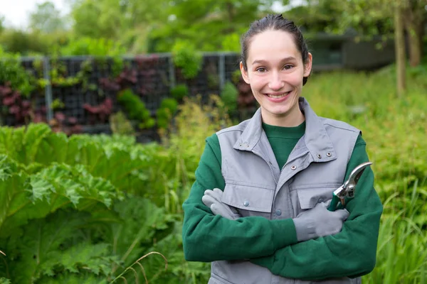 Frau arbeitet in einem öffentlichen Garten — Stockfoto