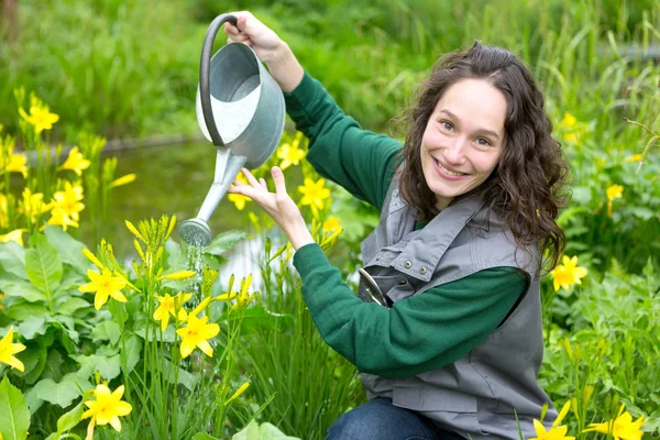 Vrouw die werkt in een openbare tuin — Stockfoto