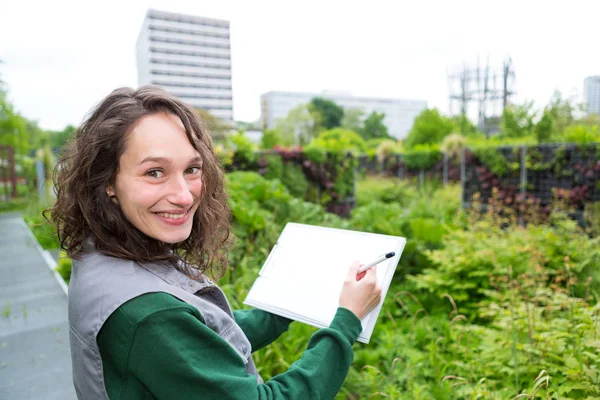 Donna che lavora in un giardino pubblico — Foto Stock