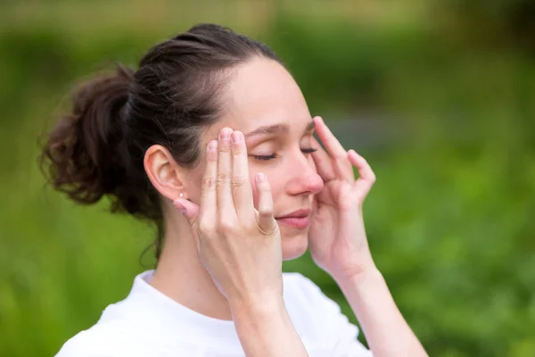 Frau praktiziert Yoga im Park — Stockfoto