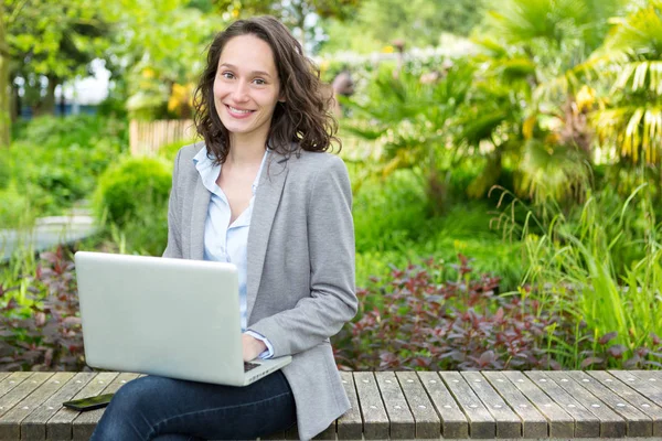 Vista de una joven atractiva mujer de negocios —  Fotos de Stock