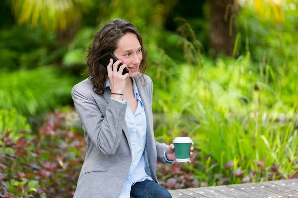 Vista de una joven atractiva mujer de negocios — Foto de Stock