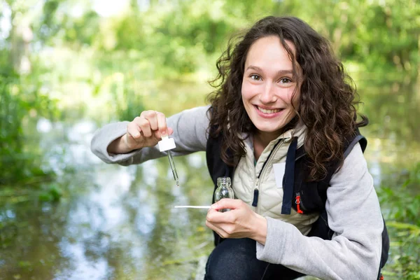 Biologist woman working on water analysis — Stock Photo, Image