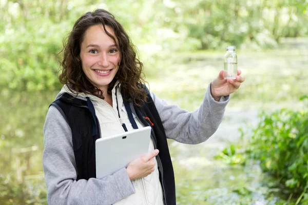 Biologiste femme travaillant sur l'analyse de l'eau — Photo