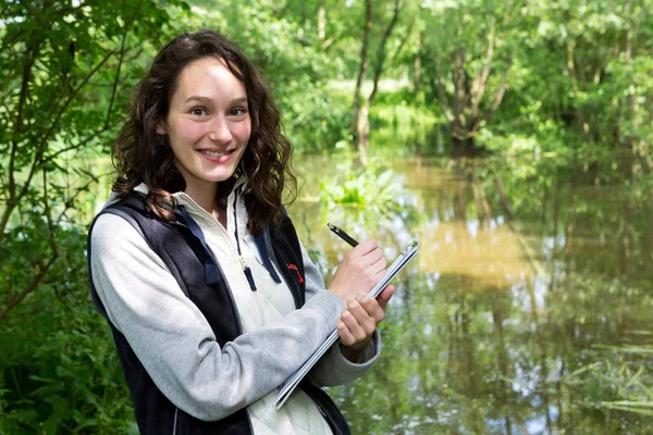 Bioloog vrouw bezig met wateranalyse — Stockfoto