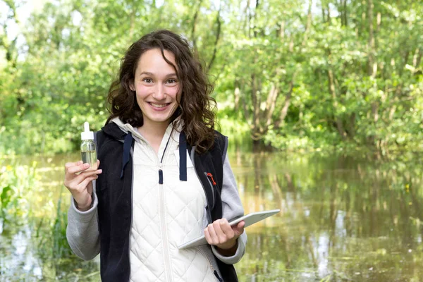 Bioloog vrouw bezig met wateranalyse — Stockfoto